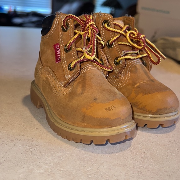 Infant boys size 4 Levi’s boots - Picture 2 of 2